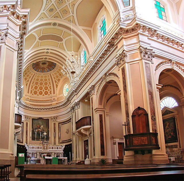 L'intérieur de l'église Saint George à Locorotondo