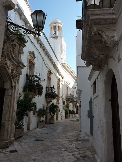 Une petite rue à L'intérieur de l'église Saint George à Locorotondo