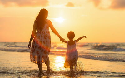 Mère et enfant sur une plage