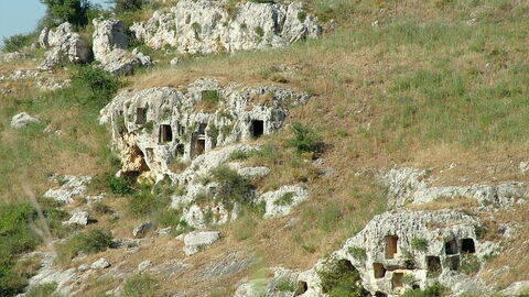 Tombes de pierre taillées pantalica
