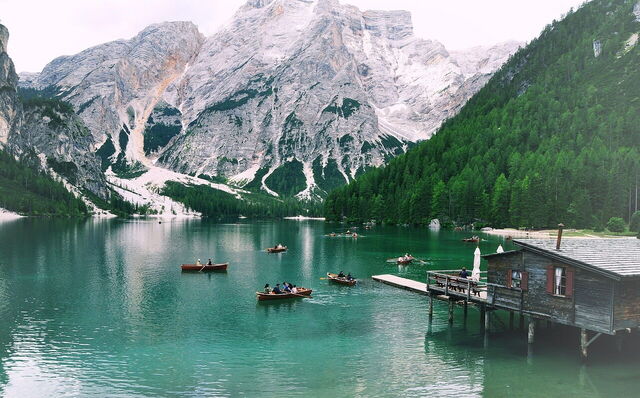 Un lac de montagne glacé en Italie