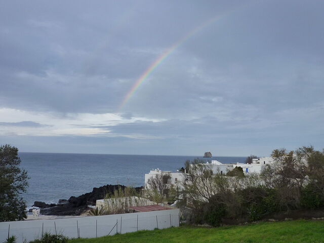Strombolicchio et un arc-en-ciel
