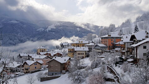 Vue d'un village des Dolomites