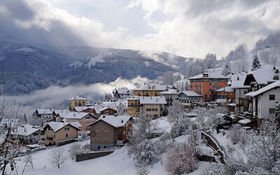 Vue d'un village des Dolomites
