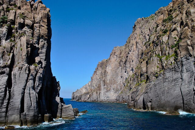 Formations rocheuses sur la côte de Panarea