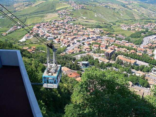 Le téléphérique entre Borgo Maggiore et la ville de Saint Marin