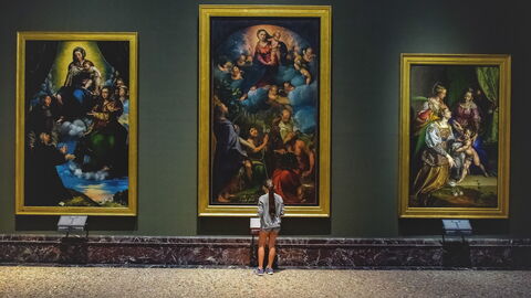 Un visiteur appréciant la Pinacothèque de Brera