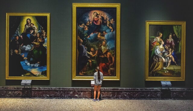 Un visiteur appréciant la Pinacothèque de Brera