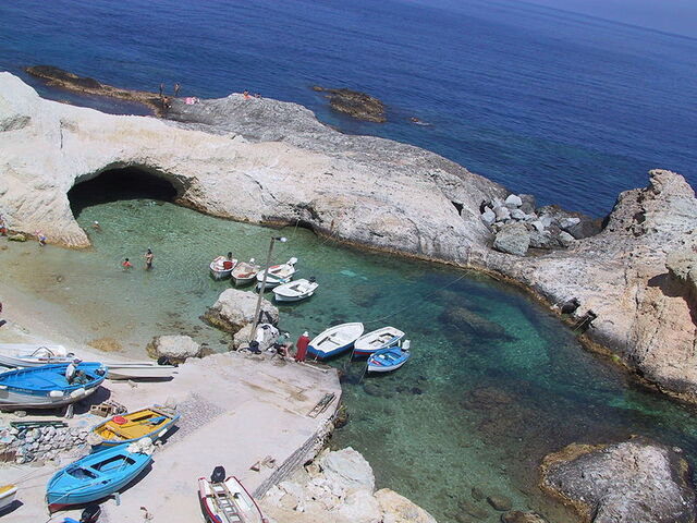 Le port naturel sur l'île de Ponza