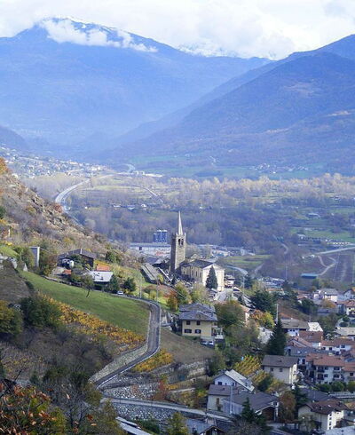 Vue sur la ville de Nus dans la Vallée d'Aoste