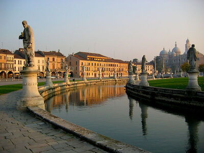Vue sur le canal de Prato Della Valle