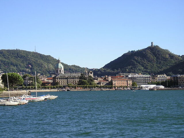 Château Baradello sur une colline surplombant le lac