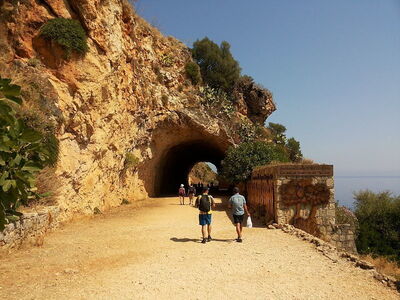 Tunnel creusé dans la roche à Lo Zingaro