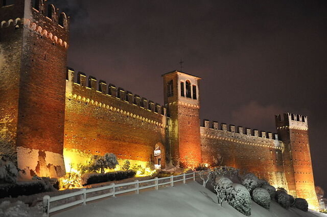 Le château Gradara illuminé la nuit