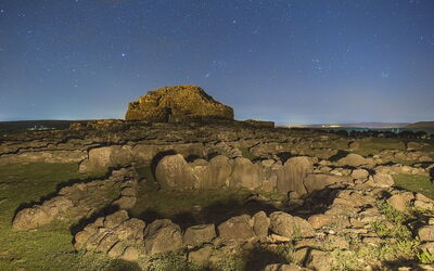 Su Nuraxi sous les étoiles