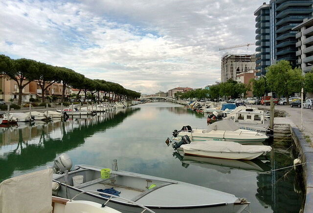 Un canal dans la ville de Grado