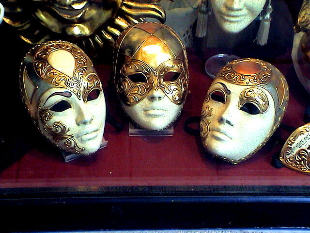 Une collection de masques du carnaval de Venise