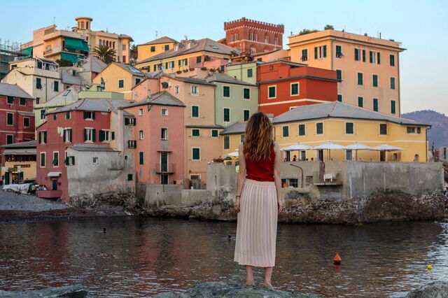 Une femme profitant d'une vue le long de la Riviera italienne