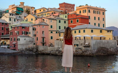 Une femme profitant d'une vue le long de la Riviera italienne