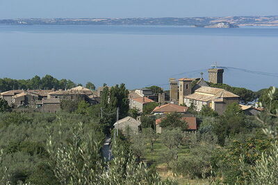 La ville et le lac de Bolsena