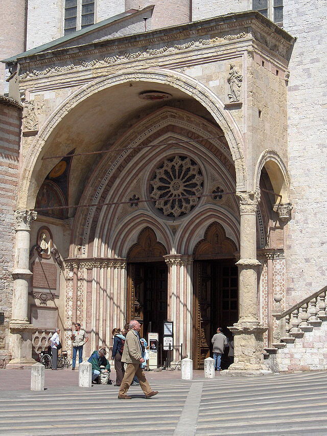 L'entrée de la basilique de Saint François