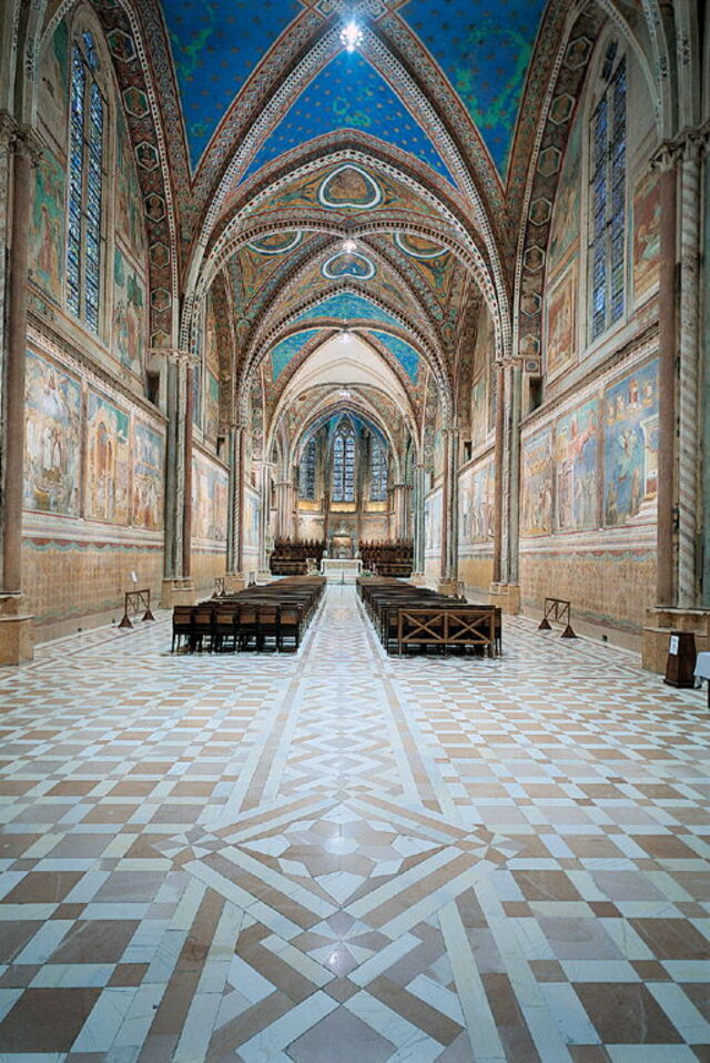 La Nef de la basilique de Saint François