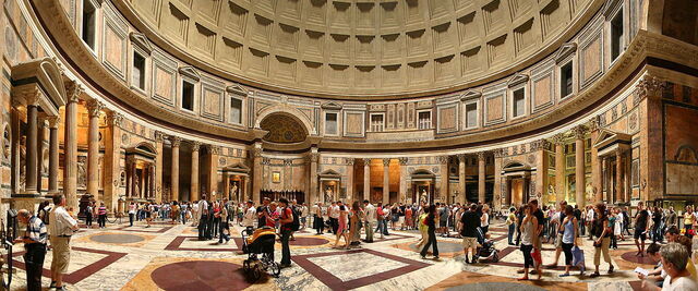 Des touristes à l'intérieur du Panthéon