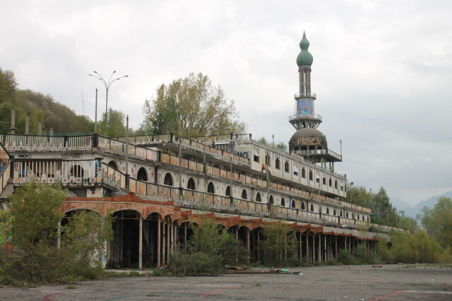 Consonno, batîments