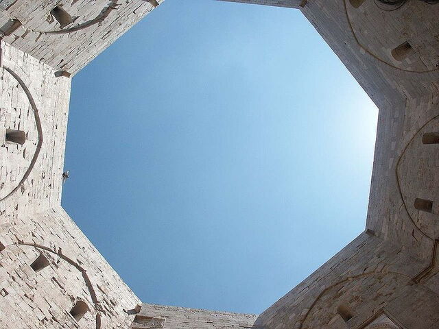 Castel Del Monte, l'interieur