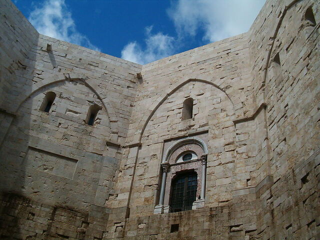 Castel Del Monte, la cour