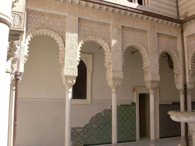 Rocchetta Mattei, cour