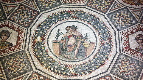 Une mosaïque sur le sol de la Villa Romana