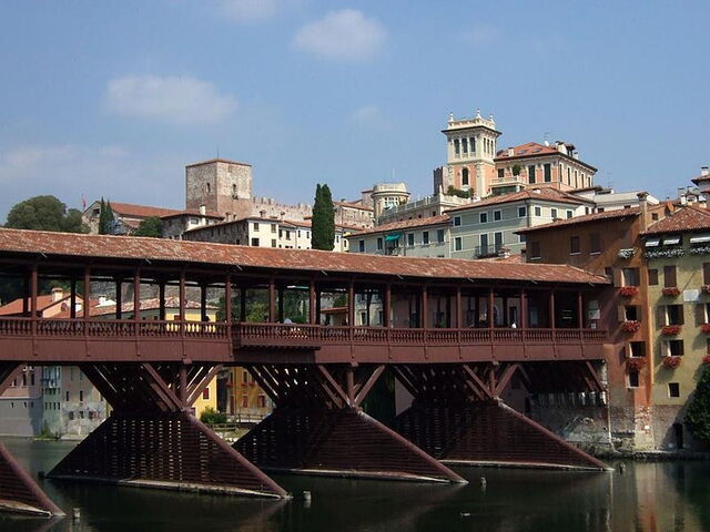 Vue sur le vieux pont de Bassano del Grappa