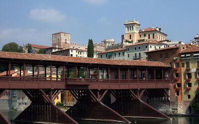 Vue sur le vieux pont de Bassano del Grappa