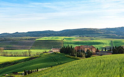 Vue sur les champs et les collines en Toscane