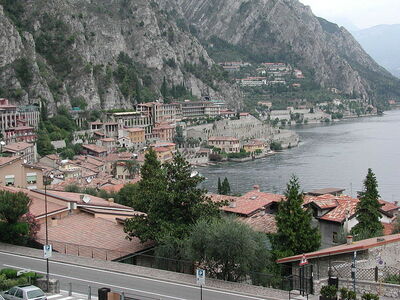 Vue sur le littoral depuis Limone Sul Garda