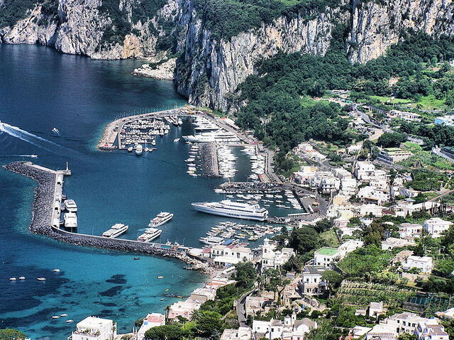 Vue aérienne du port de Capri