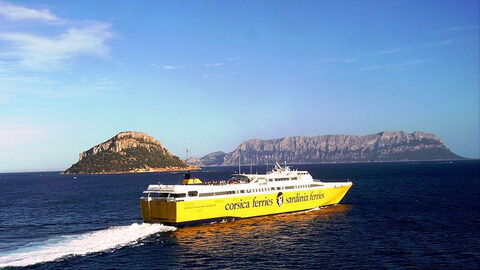 Un ferry au large de la côte de Sardaigne