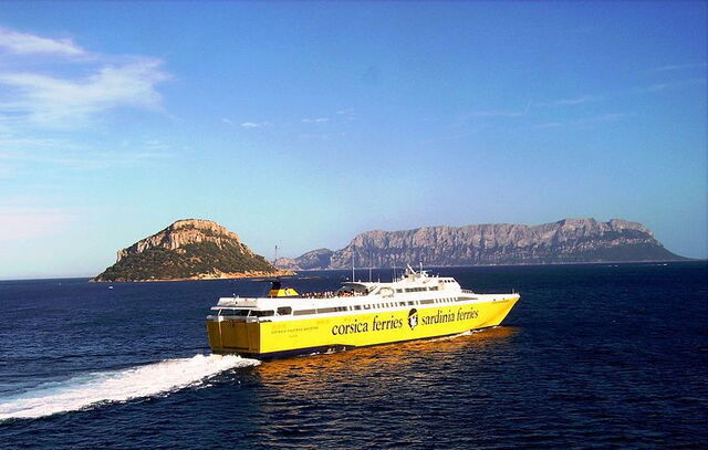 Un ferry au large de la côte de Sardaigne