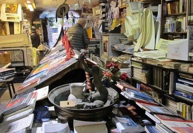 La Libreria Acqua Alta, l'extérieur