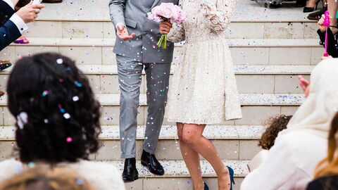 Mariée et le marié sur les marches