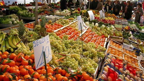 Des Fruits et Légumes frais sur un marché de Milan