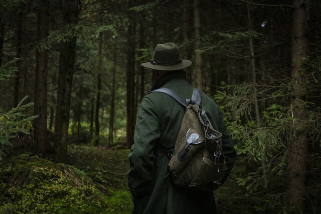 Randonneur dans la forêt