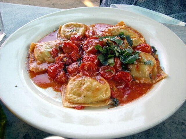 Un plat de raviolis