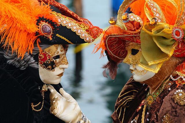 Tout le monde porte un masque pendant le carnava