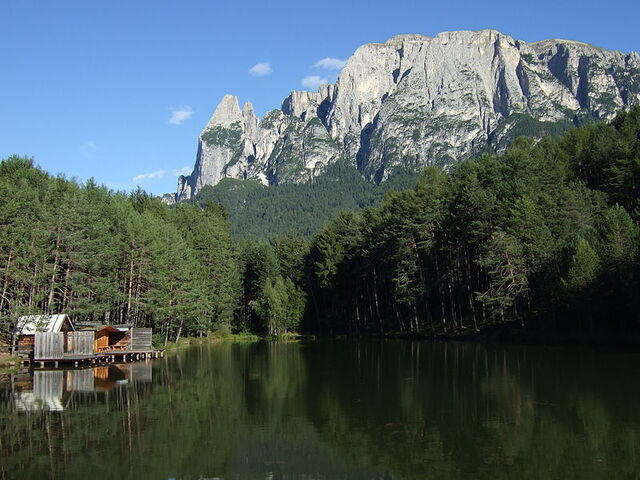 Gros plan sur le lac d'Altipiano dello Sciliar