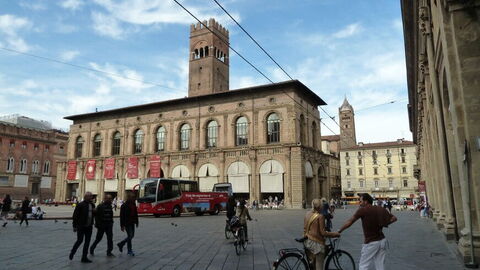 Vue sur la Piazza Maggiore à Bologne