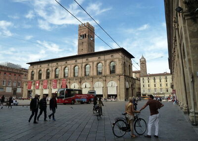 Vue sur la Piazza Maggiore à Bologne