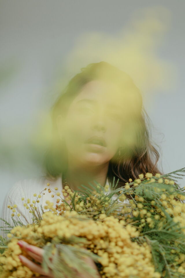 Femme aux fleurs de mimosa