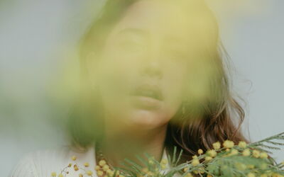 Femme aux fleurs de mimosa